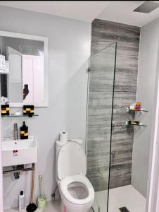 ein Badezimmer mit Toilette und Glasdusche in der Unterkunft Transient Staycations home in Balibago