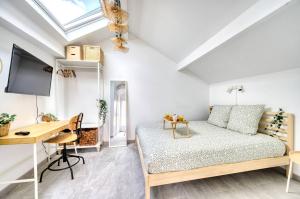Habitación con cama, escritorio y ordenador. en Paris Orly, en Villejuif