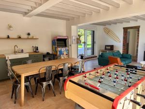 Η αίθουσα παιχνιδιών του Maison Inès by hellofriends, piscine, pickle, foot