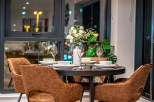 Posezení v ubytování Luxury 2BR Penthouse-1, Private Terrace, City Center, Free Parking