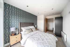 Postel nebo postele na pokoji v ubytování Luxury 2BR Penthouse-1, Private Terrace, City Center, Free Parking