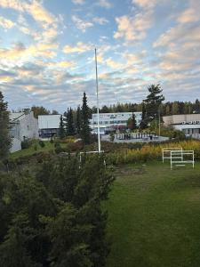 un parque con un banco en un campo de hierba en Kaunis huoneisto Vuoksenniskalla, en Virasoja