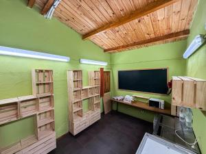 TV a/nebo společenská místnost v ubytování Albergue Turístico El Campelín