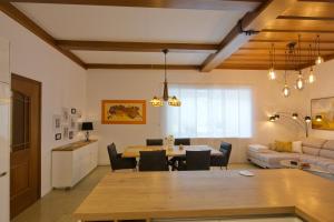 a kitchen and living room with a table and a couch at Lauras Ferienwohnung - Ihr Wohlfühlort in der Südweststeiermark in Eibiswald