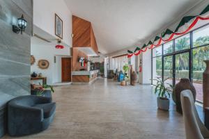 a living room with red and green decorations on the walls at Imperial Las Perlas in Cancún