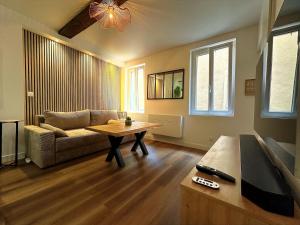 a living room with a couch and a table at Appartement de standing tout confort, Aups in Aups