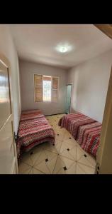 a room with two beds in a room at Casa da viçosa in Viçosa do Ceará