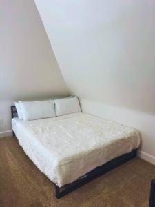 Ένα ή περισσότερα κρεβάτια σε δωμάτιο στο Short North Convention King Bed Free Parking! +150 φωτογραφίες