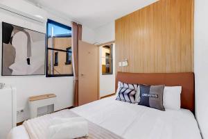 Un pat sau paturi într-o cameră la Vibrant Urban Lifestyle Private Room &Convenient location