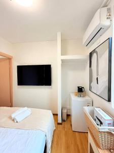 シドニーにあるVibrant Urban Lifestyle Private Room &Convenient locationのベッドと薄型テレビのある寝室