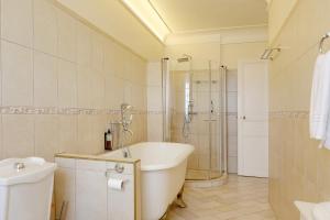ein Badezimmer mit Badewanne, Dusche und Toilette in der Unterkunft Hattonchatel Château & Restaurant La Table du Château in Hattonchâtel + 53 Fotos