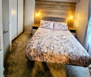 Un dormitorio con una cama y dos mesitas de noche. en Billing Aquadrome Holiday Park Fishing Lakes Gold Caravan, en Great Billing 37 fotos más