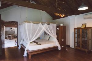 Koyao Bay Pavilions - Beach Resort and Pool Villas客房内的一张或多张床位