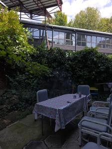 トビリシにあるNana's Apartment with gardenのパティオ(テーブル、椅子付)