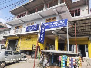 una tienda con carteles delante de un edificio en AAAC HoME STAY, en Sundarnagar 6 fotos más