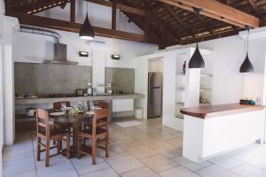 Koyao Bay Pavilions - Beach Resort and Pool Villas的厨房或小厨房