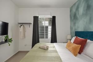 Postel nebo postele na pokoji v ubytování Ocean Park 3BD 2BA Pool Walk to beach -Portocafe + 15 fotografií