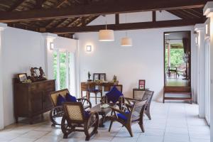 Koyao Bay Pavilions - Beach Resort and Pool Villas的休息区
