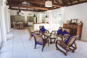 Koyao Bay Pavilions - Beach Resort and Pool Villas的休息区