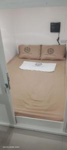 Postel nebo postele na pokoji v ubytování Victoria's Staycation