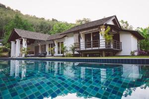 Koyao Bay Pavilions - Beach Resort and Pool Villas内部或周边的泳池
