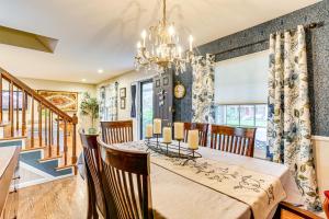 Un comedor con una mesa y una lámpara de araña. en Spacious Family Home with Deck and Yard in Littleton!, en Highlands Ranch