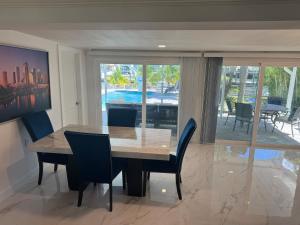ニューポート・リッチーにあるWaterfront Getaway with Pool, Dock & Kayaksの木製のテーブルと椅子のあるダイニングルーム