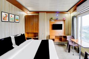Televisyen dan/atau pusat hiburan di SPOT ON Hotel Doon Lotus | Iconic Rooftop Cafe | Party Hall