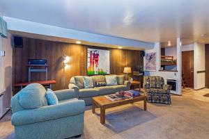 Posezení v ubytování Horizons Year-Round Fun with Rec Room