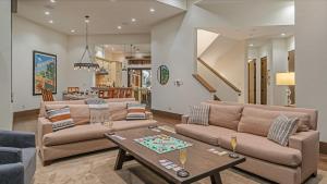 a living room with two couches and a table at Alpenzauber Lodge in Vail