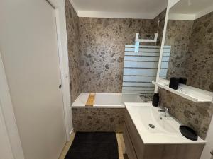 メール・レ・バンにあるLe karma houseの洗面台と浴槽のあるバスルーム +28枚の写真