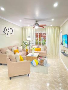 モンテゴ・ベイにあるVacay Suite Private Beach Access Gated Parkingのソファとテーブルのあるリビングルーム