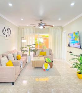 モンテゴ・ベイにあるVacay Suite Private Beach Access Gated Parkingのソファとテーブルのあるリビングルーム