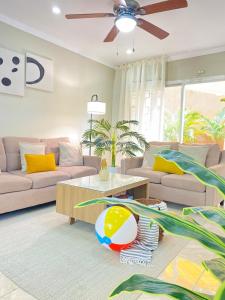 モンテゴ・ベイにあるVacay Suite Private Beach Access Gated Parkingのソファとテーブルのあるリビングルーム +35枚の写真