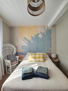 a bedroom with a bed with two towels on it at Maison T2 avec jardin à Bidart proche de toutes commodités in Bidart