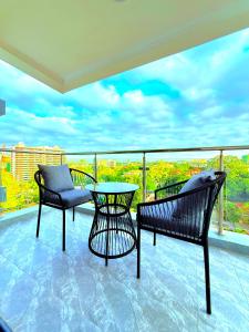 Balkoni atau teres di Spacious 2BR in Westlands With Pool, Gym and Rooftop views & Free breakfast +15 gambar