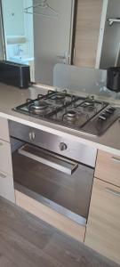 un forno a piano cottura in cucina di Mobil home 3 chambres 2 sdb 282 a Pont-Aven
