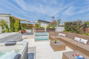 une terrasse meublée et une piscine dans l'établissement Penthouse Milan Center Jacuzzi & Garage, à Milan