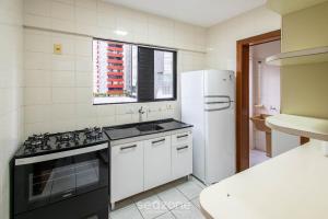 Η κουζίνα ή μικρή κουζίνα στο Apto c/ Churrasqueira a 350m da Praia ILH0503