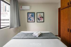 Ένα ή περισσότερα κρεβάτια σε δωμάτιο στο Apto c/ Churrasqueira a 350m da Praia ILH0503