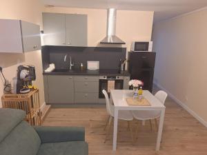 a living room with a table and a kitchen at Charmant T2- Besançon hyper centre in Besançon