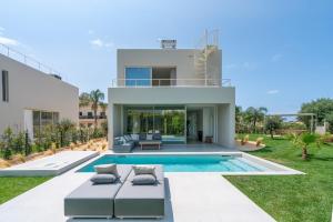 una villa con piscina y una casa en New Villa - Rooftop Jacuzzi & Sunset Views, en Santa Bárbara de Nexe