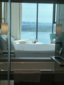 Ένα ή περισσότερα κρεβάτια σε δωμάτιο στο À La Carte Ha Long Studio Apartment- Sea View Room