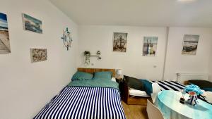 PrzeczyceにあるApartament nr 4 przy Sali Kominkowejのベッド2台とテーブルが置かれた寝室