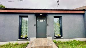 PrzeczyceにあるApartament nr 4 przy Sali Kominkowejの緑の扉と窓2つ