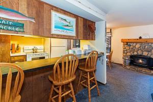 una cucina con bar e sgabelli in legno di Horizons 4 - Pool & Hot Tub Access a Mammoth Lakes