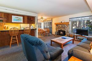 un soggiorno con un divano e un tavolo di Horizons 4 - Pool & Hot Tub Access a Mammoth Lakes