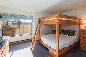 una camera con letto a castello e scala di Horizons 4 - Pool & Hot Tub Access a Mammoth Lakes Altre 14 foto