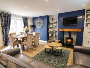 sala de estar con sofá y mesa con chimenea en 6 Upperfield Street, en Dolgellau