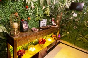 un'esposizione di piante e fiori su un tavolo di Riad La Rose Orientale Marrakech a Marrakech